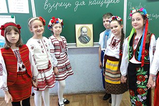 Учні 4 класу з портретом Тараса Шевченка