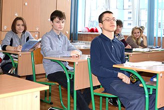 учні 8 класу на уроці історії України